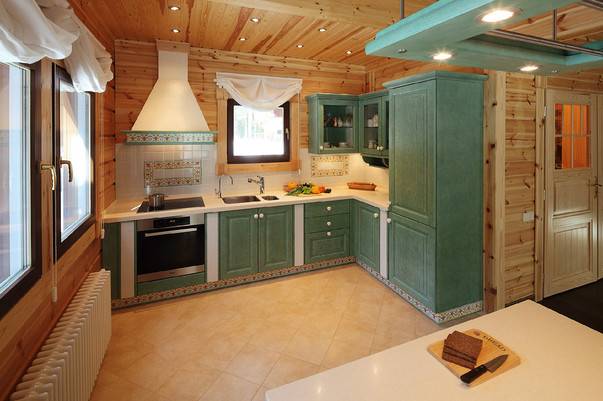 Фото кухни в деревянном дом