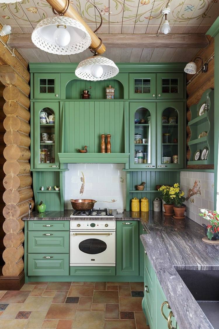 Зеленая кухня в деревянном дом
