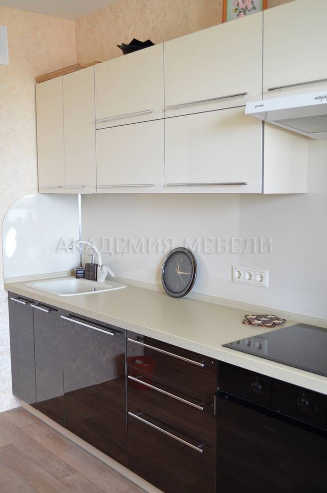Стильная прямая кухня с радиусным топом в Томске, фото и