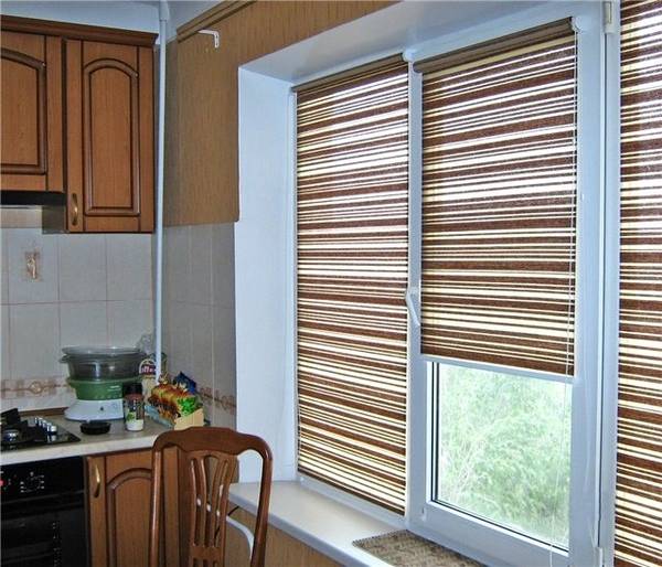 Красивые рулонные шторы для кухни