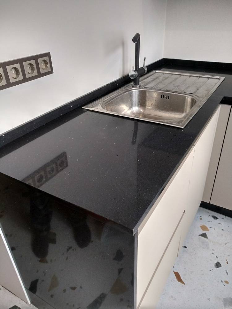 Черная кварцевая столешница в маленькой кухне, мебель для кухни