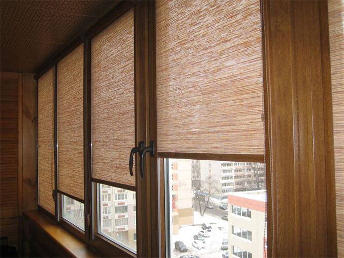 Рулонные шторы на деревянные окна (выбор, установка, дизайн)