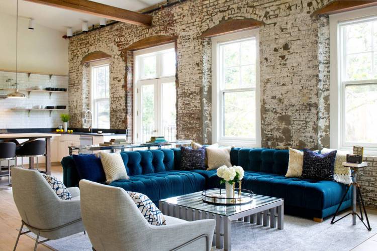 Гостиные в стиле лофт с синим диваном