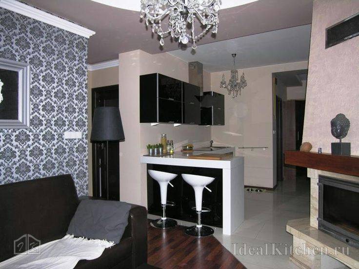 фото небольшой кухни-гостиной с камином и черным кожаным диваном