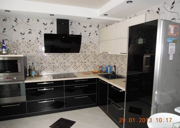 Дизайн Г-образной черно-белой кухни