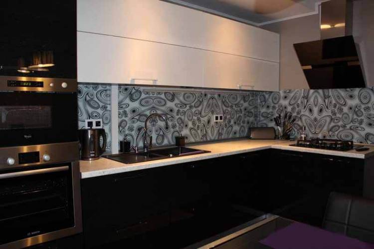 Дизайн Г-образной черно-белой кухни