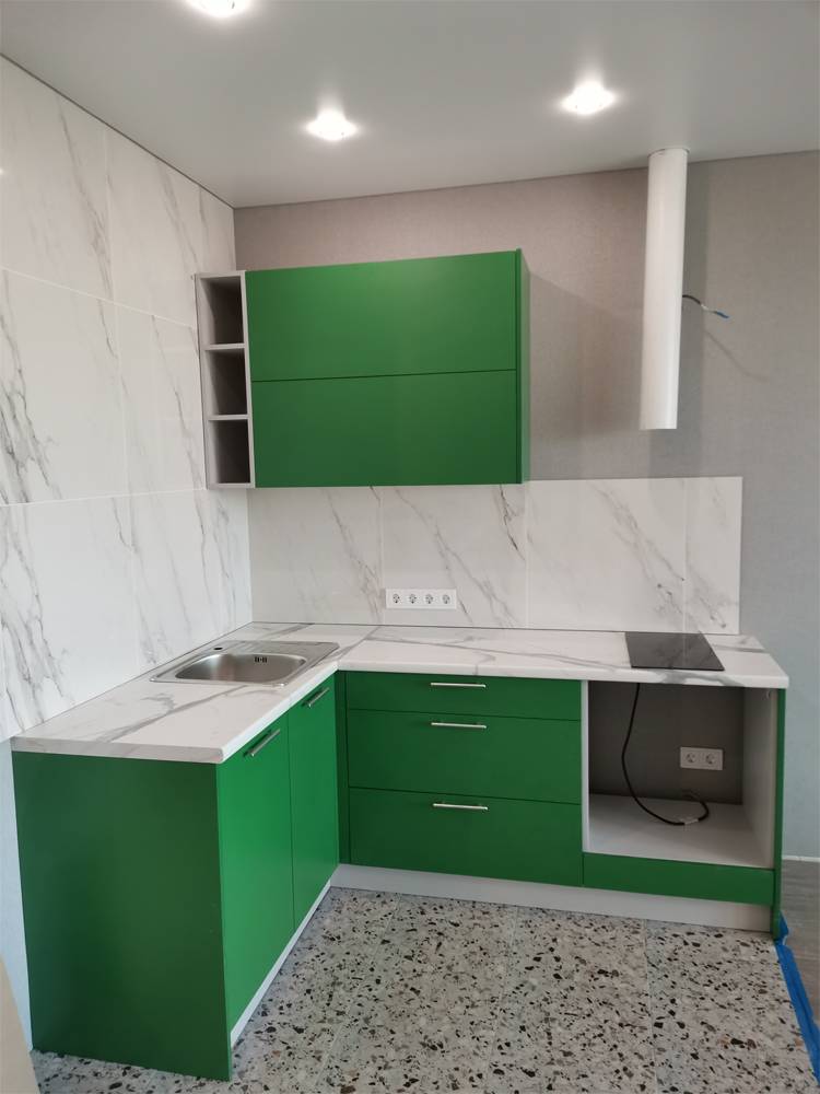 Яркая зеленая матовая кухня из ЛДСП для квартиры