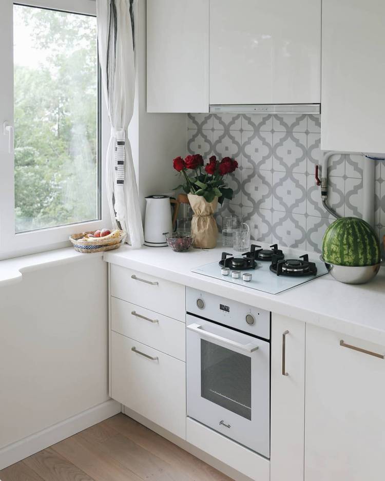 Белая кухня в современном стиле