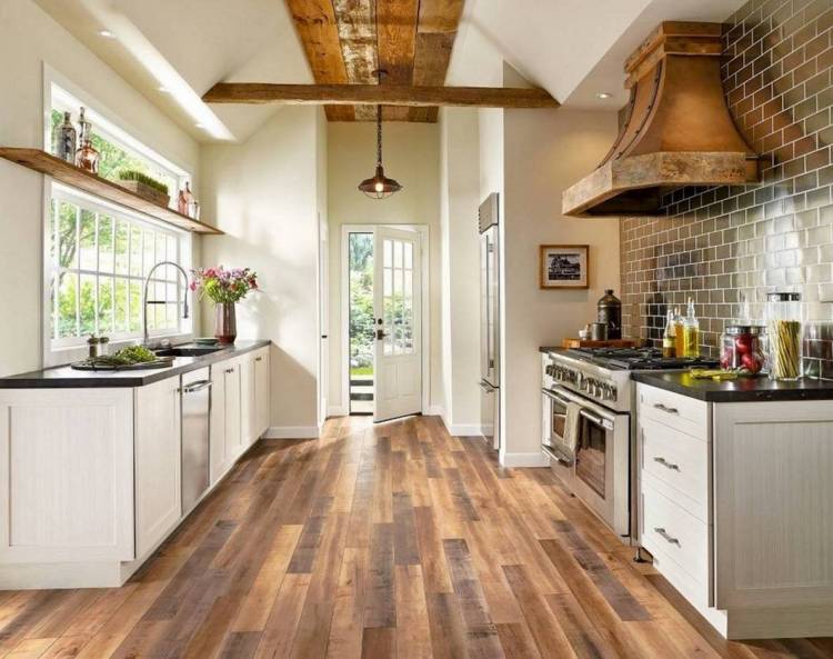 Кухня с деревянным полом