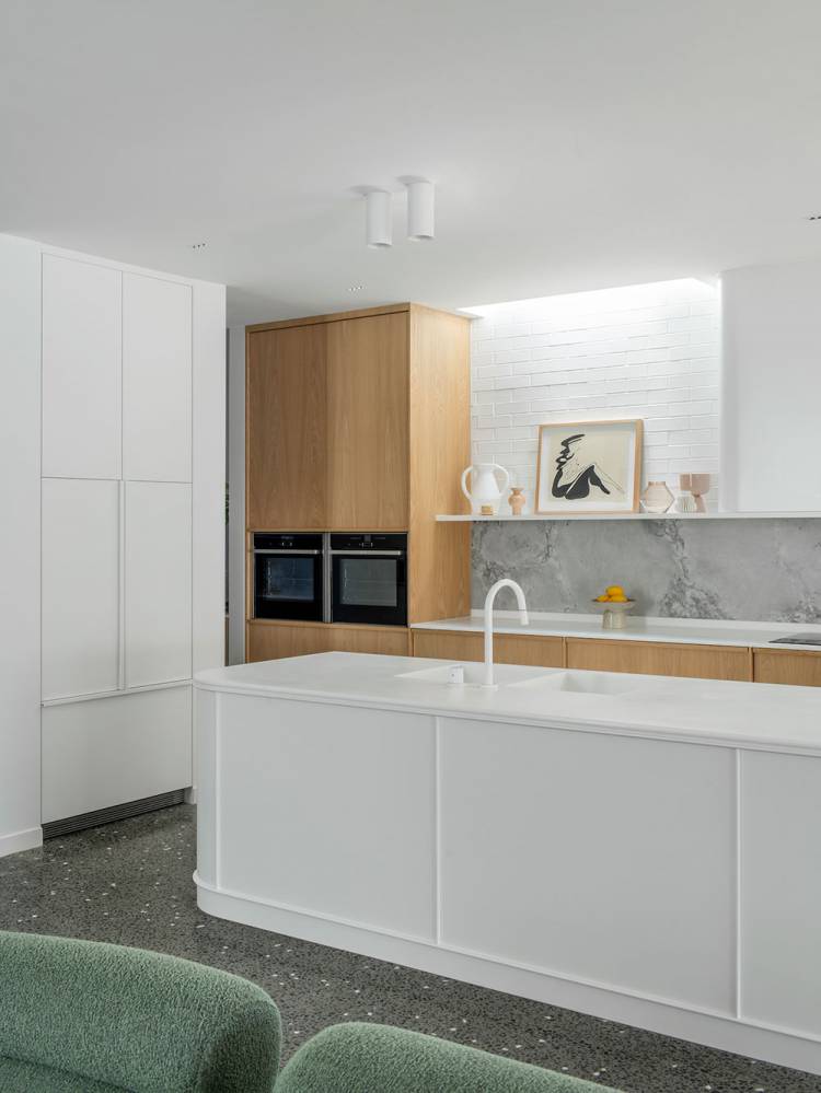 Чудесная белая кухня с тёмным полом и деревянными деталями 〛 ◾ Фото ◾ Идеи ◾ Дизай