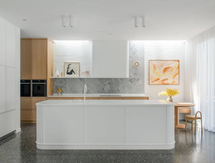 Чудесная белая кухня с тёмным полом и деревянными деталями 〛 ◾ Фото ◾ Идеи ◾ Дизай