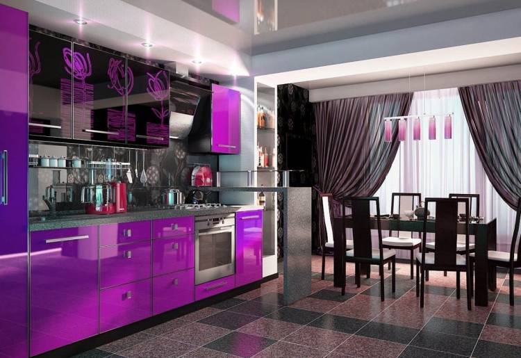 Фиолетовая кухня с черной столешницей