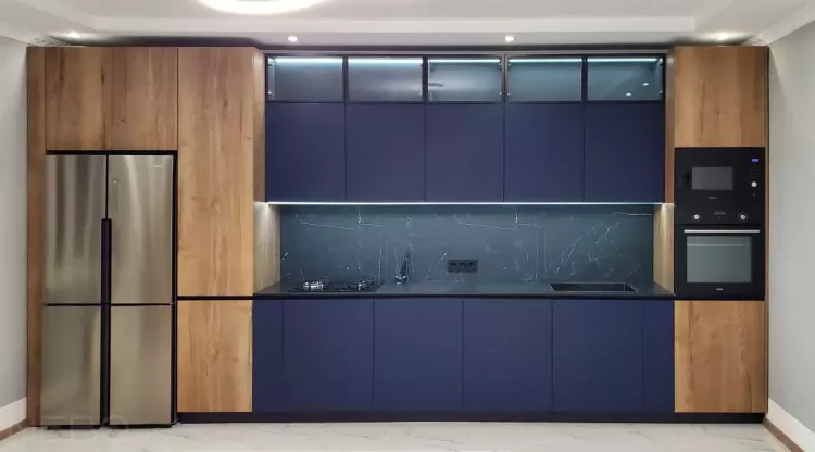 Современная кухня глубокого синего цвета в сочетании с деревянной текстурой