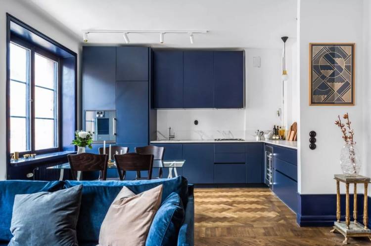 Темно синяя кухня гостиная
