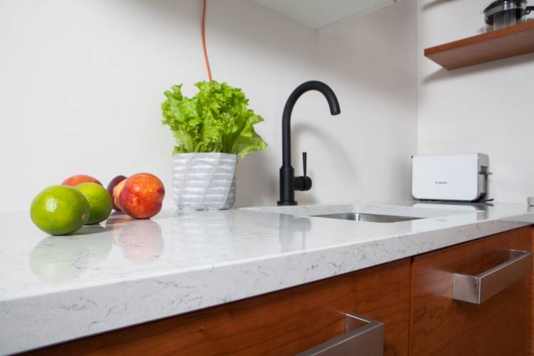 Noble Carrara с мраморным узором в кухне новой квартиры