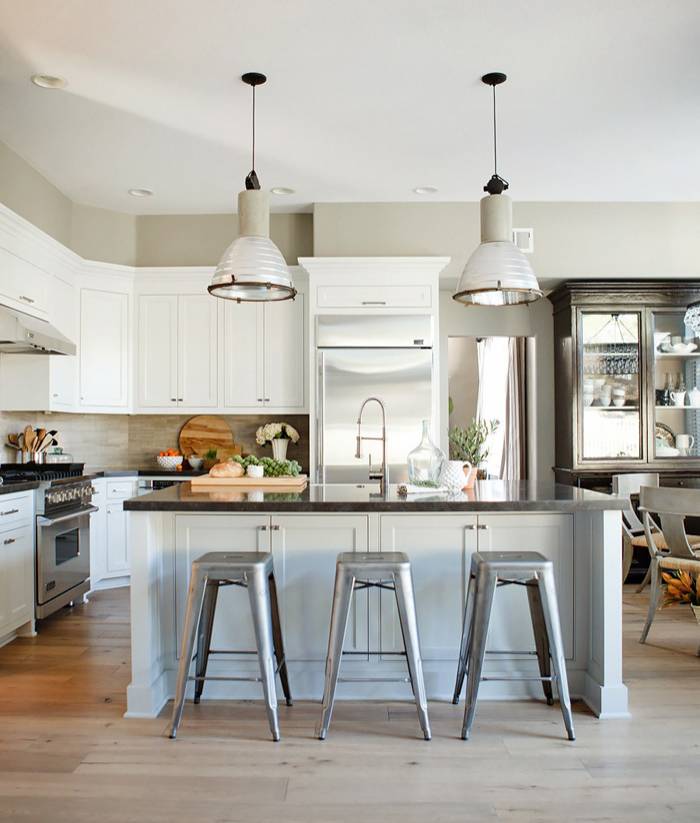 Светло-коричневый ламинат и окрашенный белой краской потолок современной кухни