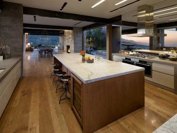 Светло-коричневый ламинат на полу гостиной и кухни в Санта-Барбар