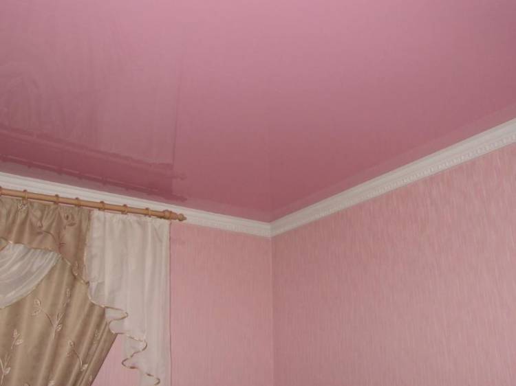 Натяжные потолки розового цвета гля