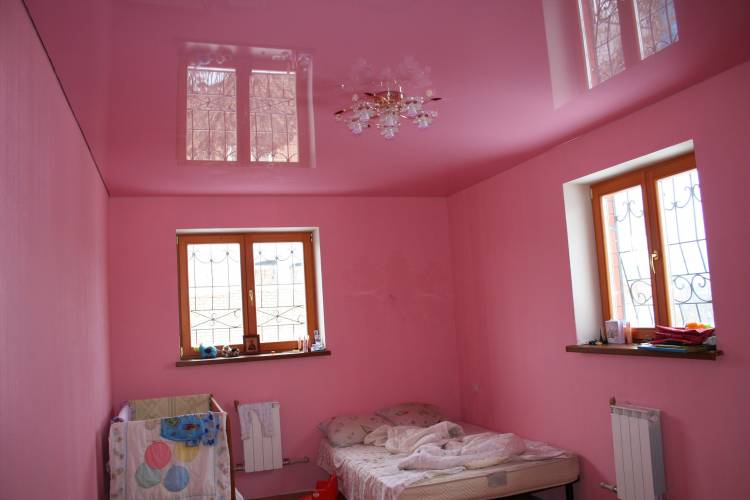 Розовый натяжной потолок в интерьер