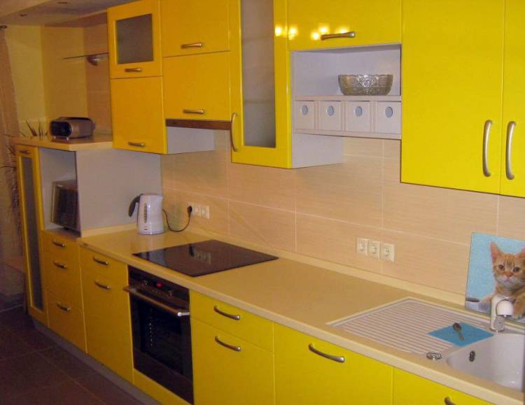 Кухня в желтых тонах в интерьер