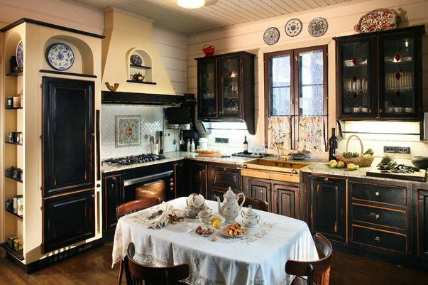 Фото дизайна интерьера кухни в деревянном дом