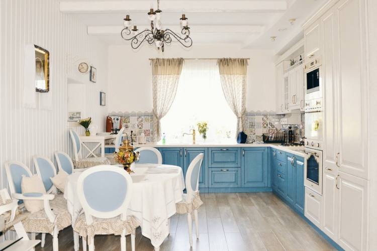 Голубая кухня в стиле прованс