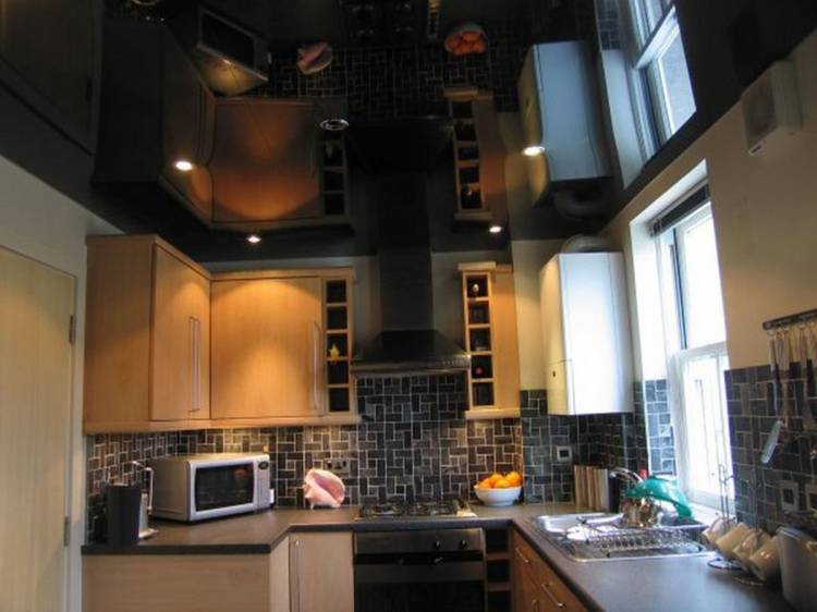 Одноуровневый черный глянцевый натяжной потолок на кухню