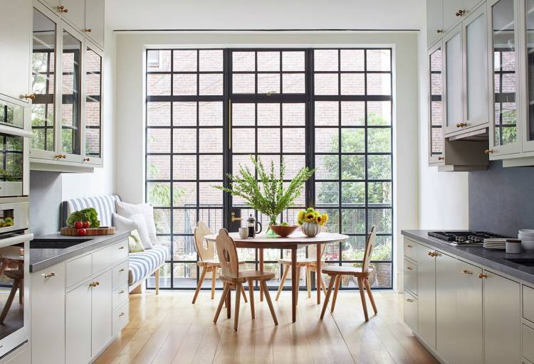Коричневые окна в интерьере кухни