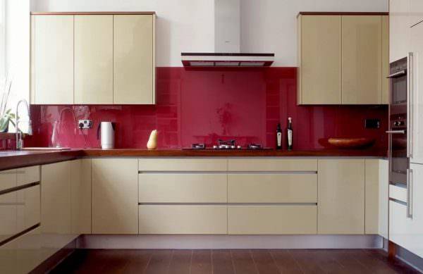 Дизайн кухни бордового цвета, сочетание с белым, желтым цветом