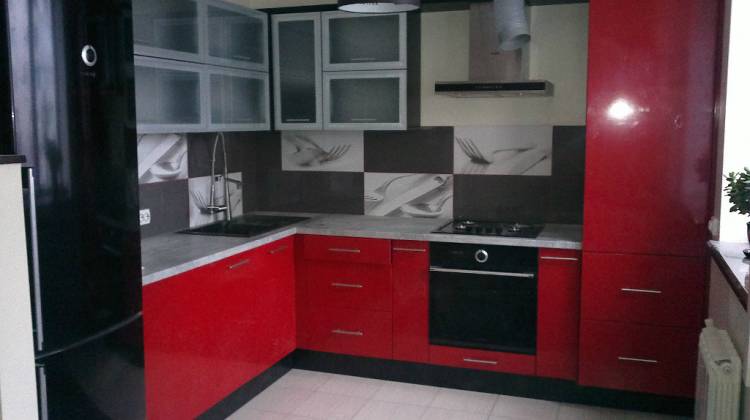 Дизайн кухни в бордовом цвет