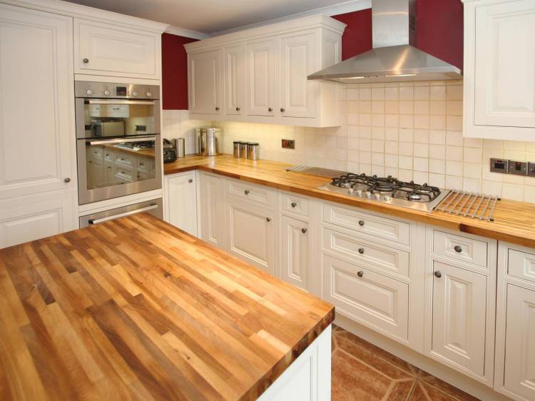 Деревянные кухонные столешницы смотрятся красиво в интерьерах любого стиля