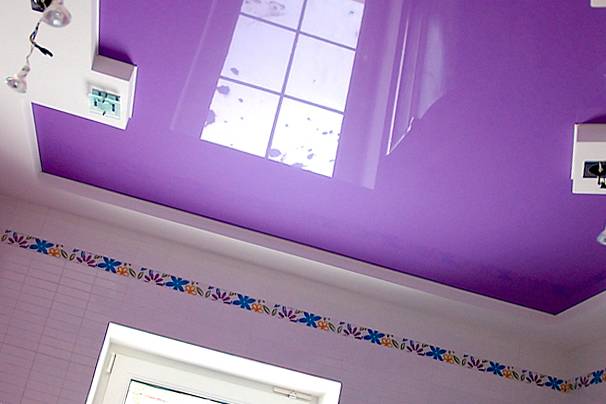 Фиолетовый натяжной потолок в интерьере дом