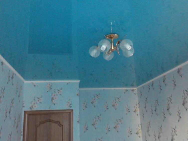 Натяжные потолки голубого цвет