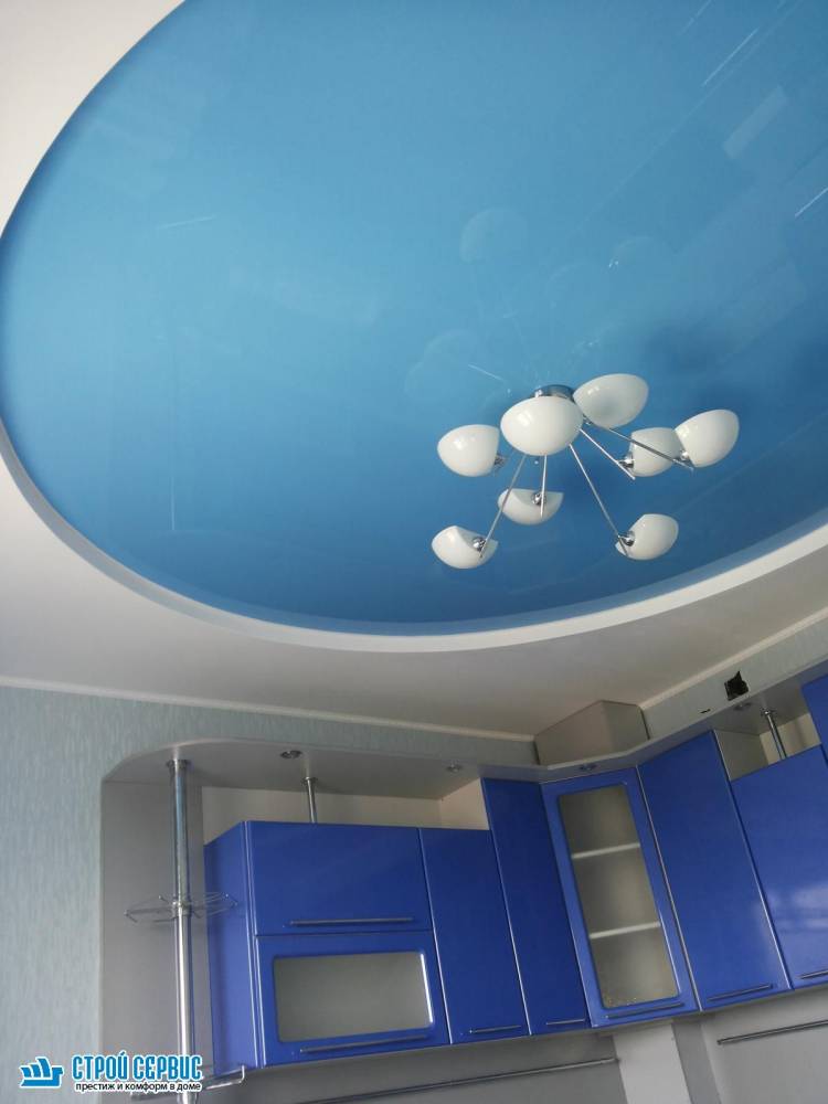 Голубой натяжной потолок на кух
