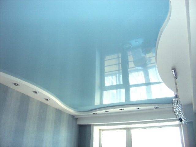 Голубой натяжной потол