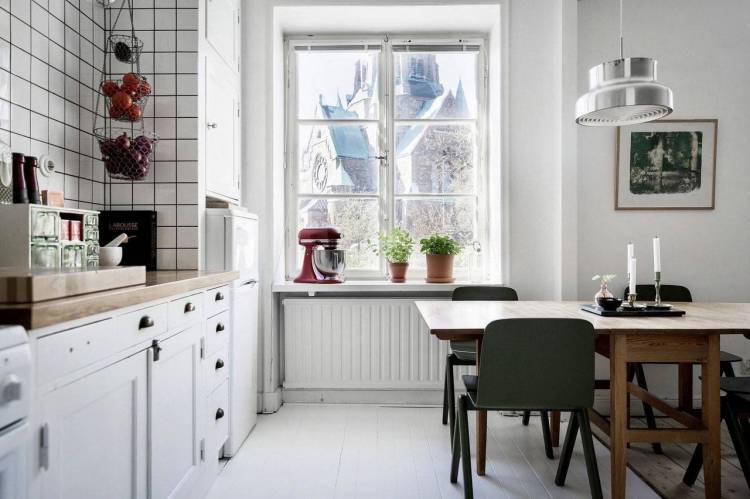 Окно на кухне в скандинавском стиле