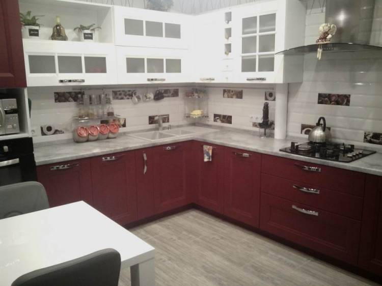 Дизайн красно-белой кухни из массив