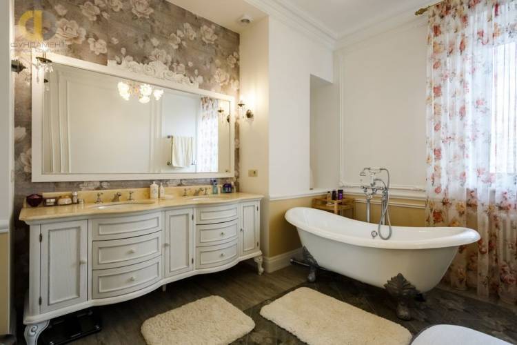 Дизайн классической ванны с красивой плиткой и мебелью