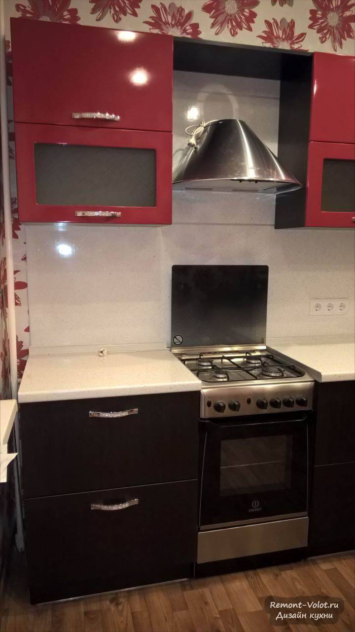 Красно-черная угловая кухня с белой столешнией в Ногинск