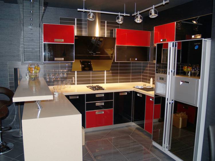 Красно-черная угловая кухня