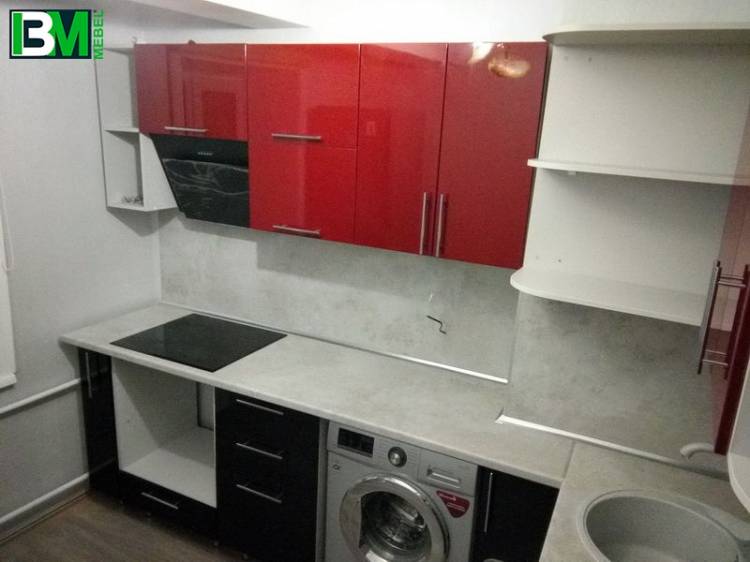 угловая красно черная кухня из пластика со скинали