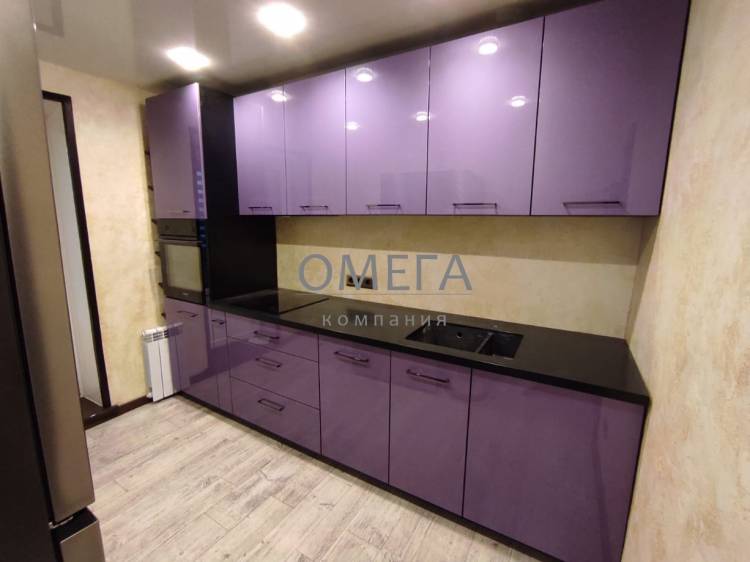 Прямая кухня с эмалевым крашеным фасадом фиолетового цвета с эффектом метелли