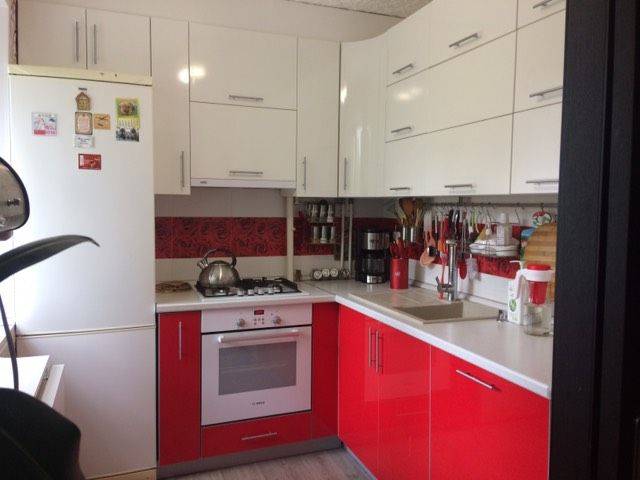 Кухня красная в хрущевку с фасадами в пластике на заказ в Самар