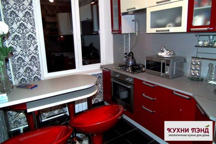 Красная маленькая кухня в квартир