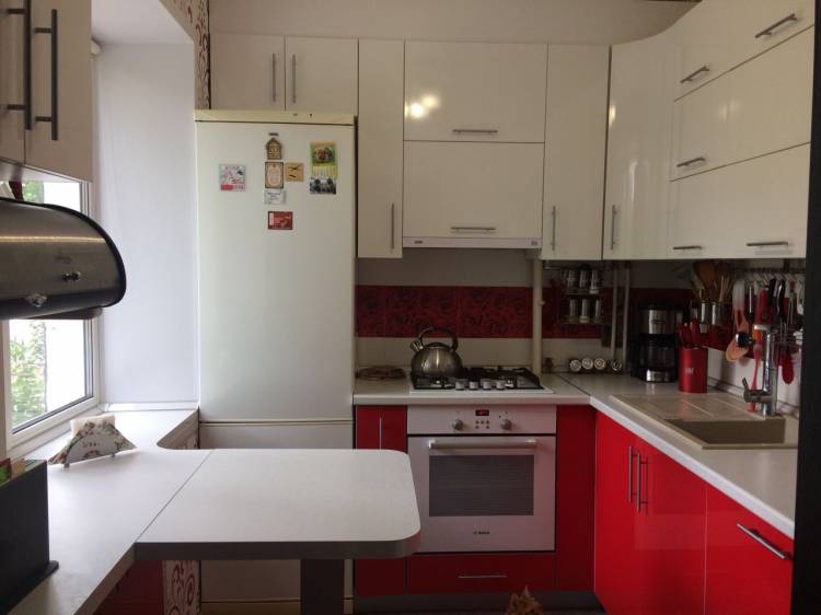 Кухня красная в хрущевку с фасадами в пластике на заказ в Самар