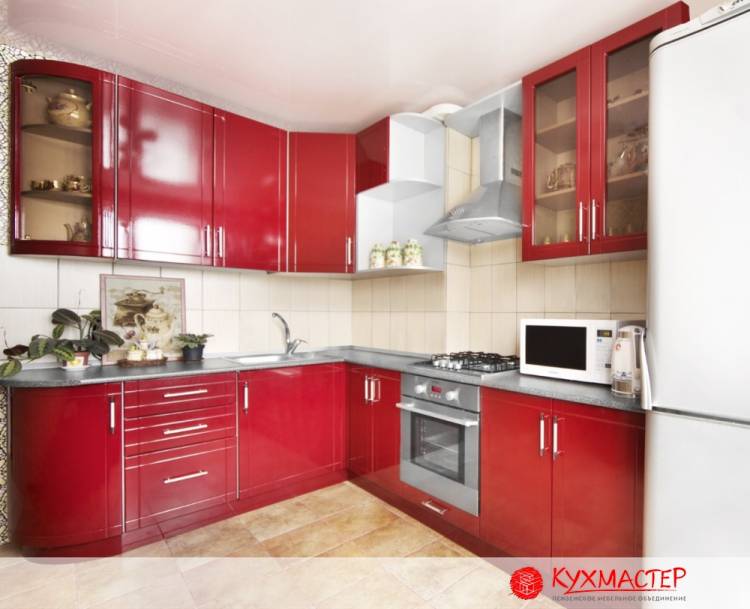 Эффектная современная кухня с фасадами из МДФ сочного красного цвет