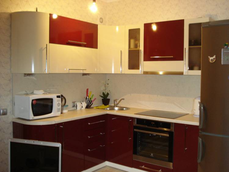 Дизайн кухни в бордовом цвет