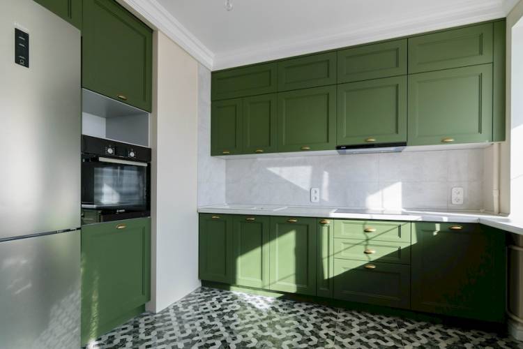 Зеленая кухня в неоклассическом стиле с антресолью «Модель