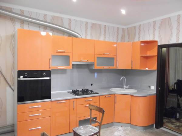 Дизайн кухни в оранжевом цвете, сочетание цветов в интерьер