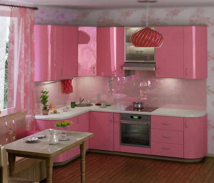 Интерьер кухни с розовым кухонным гарнитуром, с серым